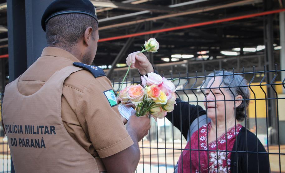 Curitiba, 11 de maio de 2018. 11-05-2018 Entrega de rosas em homenagem ao Dia das Mães