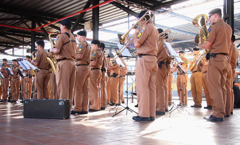 Curitiba, 11 de maio de 2018. 11-05-2018 Entrega de rosas em homenagem ao Dia das Mães