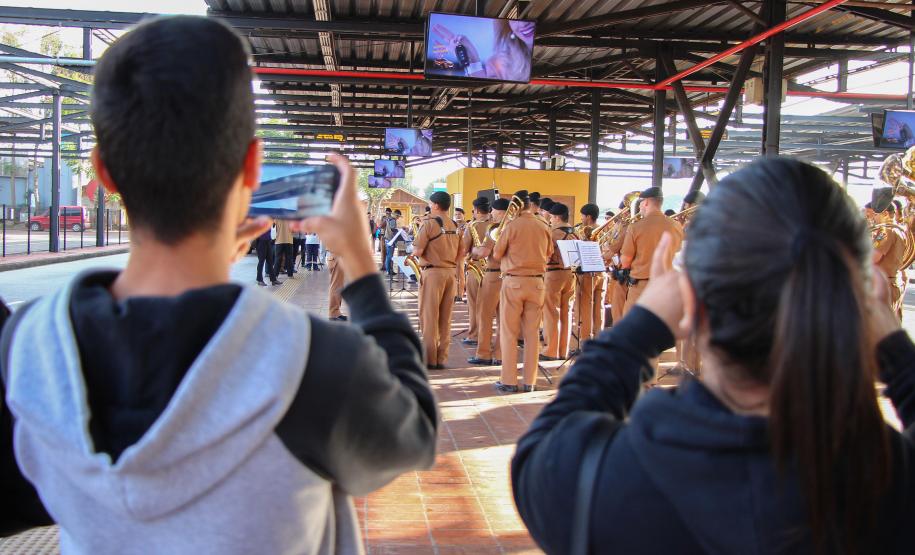 Curitiba, 11 de maio de 2018. 11-05-2018 Entrega de rosas em homenagem ao Dia das Mães