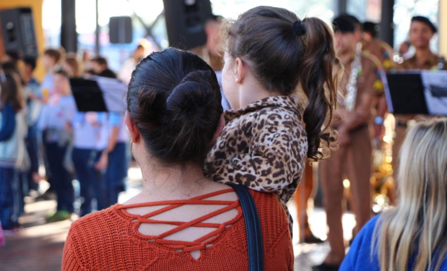 Curitiba, 11 de maio de 2018. 11-05-2018 Entrega de rosas em homenagem ao Dia das Mães