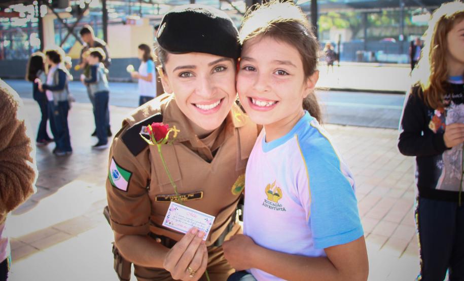 Curitiba, 11 de maio de 2018. Entrega de Flores em Homenagem ao Dia das Mães