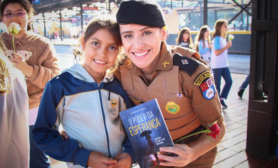 Curitiba, 11 de maio de 2018. Entrega de Flores em Homenagem ao Dia das Mães