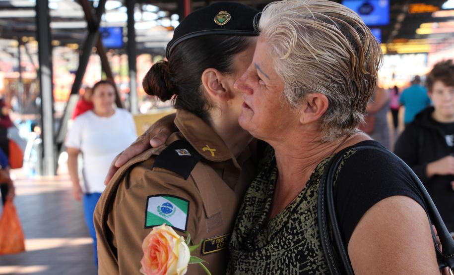 Curitiba, 11 de maio de 2018. 11-05-2018 Entrega de rosas em homenagem ao Dia das Mães