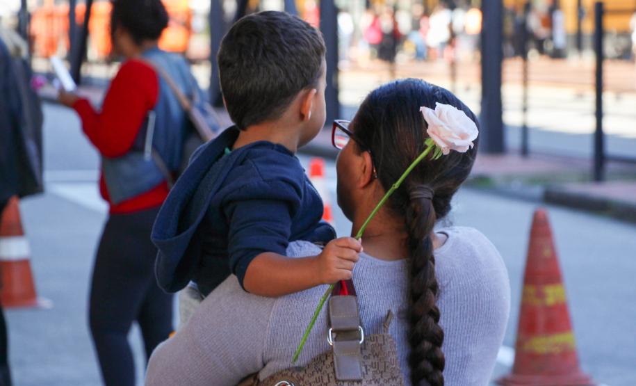Curitiba, 11 de maio de 2018. Entrega de Flores em Homenagem ao Dia das Mães