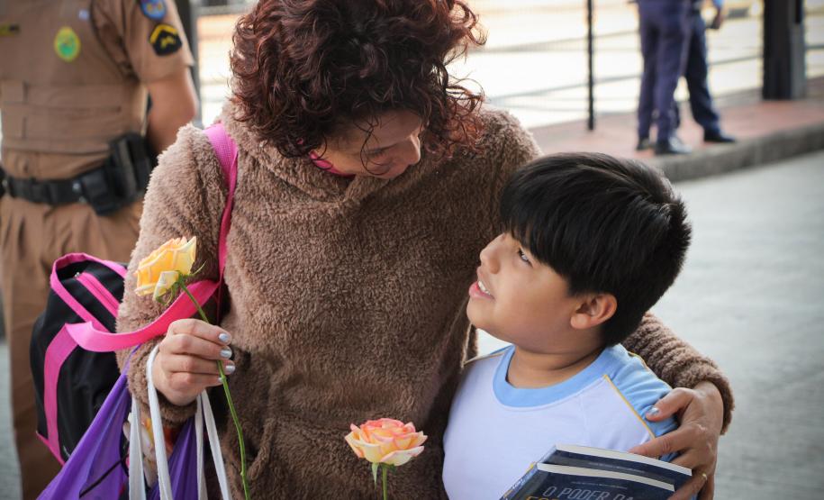 Curitiba, 11 de maio de 2018. 11-05-2018 Entrega de rosas em homenagem ao Dia das Mães