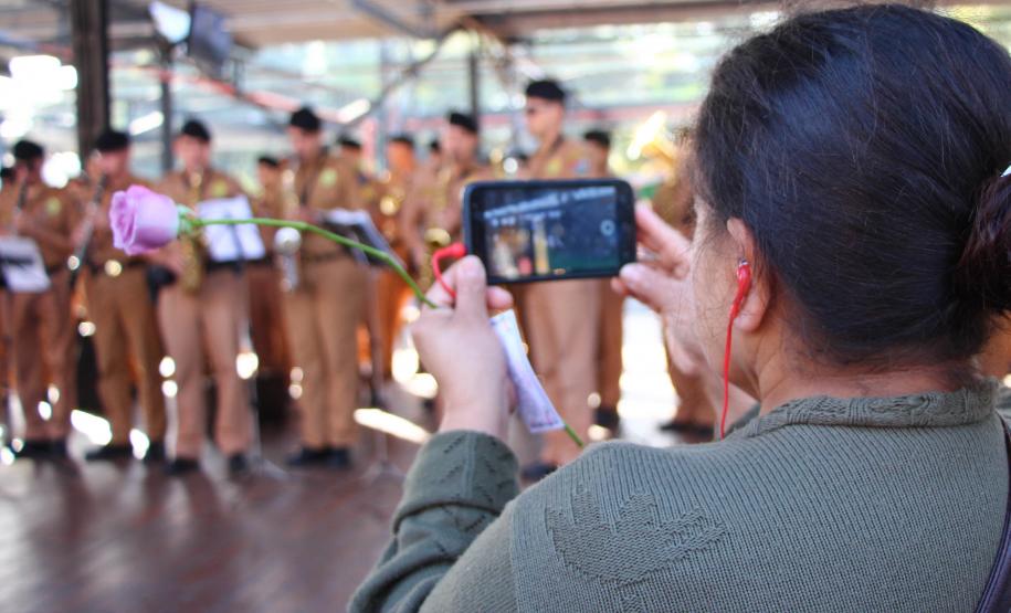 Curitiba, 11 de maio de 2018. Entrega de Flores em Homenagem ao Dia das Mães