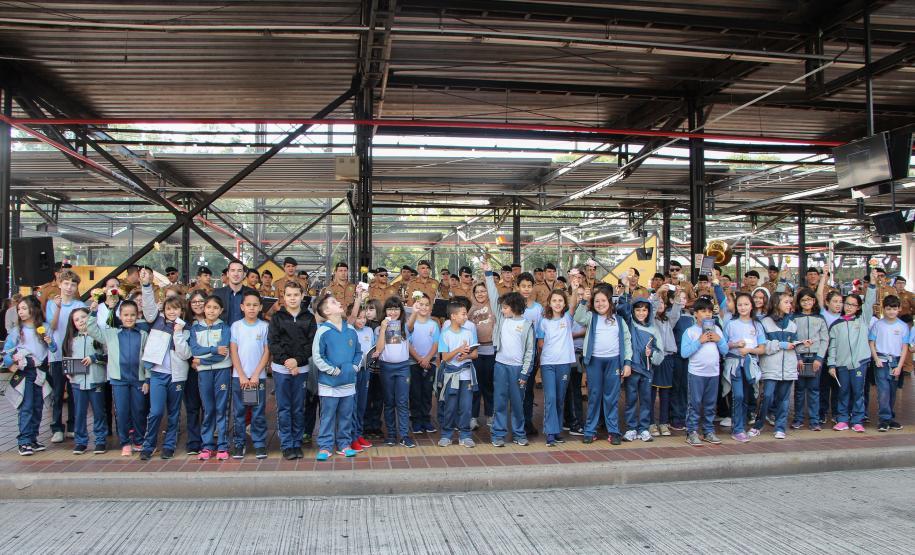 Curitiba, 11 de maio de 2018. 11-05-2018 Entrega de rosas em homenagem ao Dia das Mães