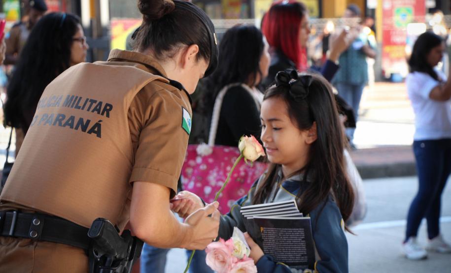 Curitiba, 11 de maio de 2018. Entrega de Flores em Homenagem ao Dia das Mães