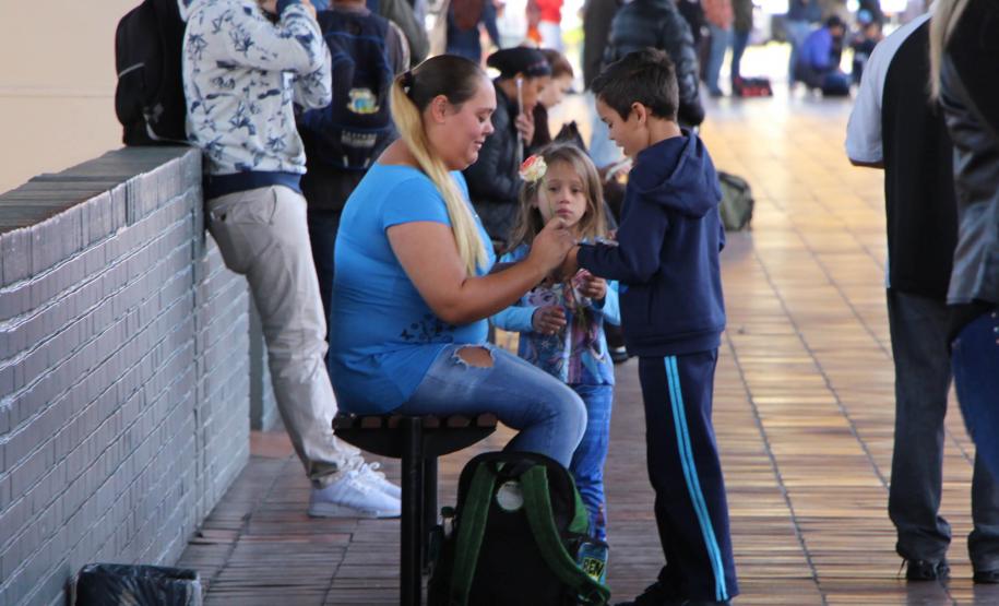 Curitiba, 11 de maio de 2018. Entrega de Flores em Homenagem ao Dia das Mães