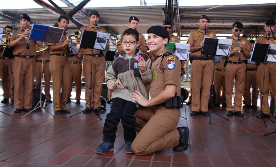 Curitiba, 11 de maio de 2018. Entrega de Flores em Homenagem ao Dia das Mães