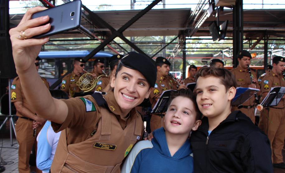 Curitiba, 11 de maio de 2018. Entrega de Flores em Homenagem ao Dia das Mães