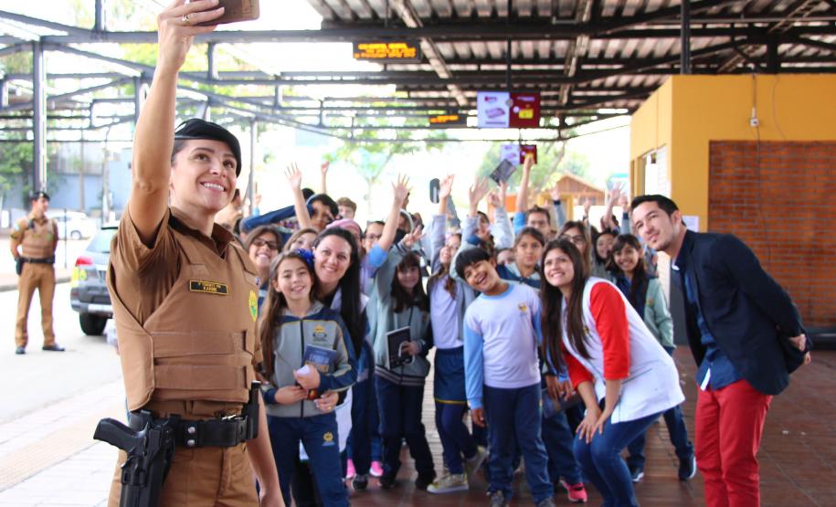 Curitiba, 11 de maio de 2018. Entrega de Flores em Homenagem ao Dia das Mães