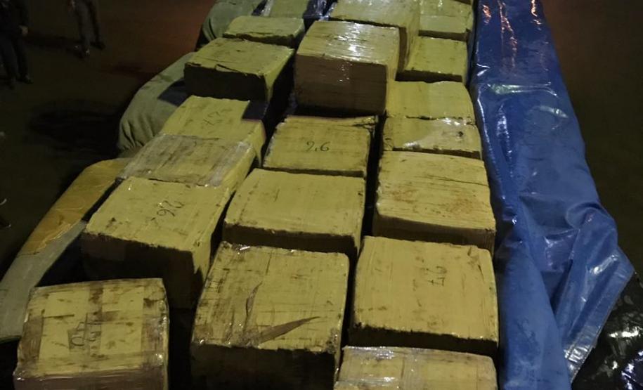 Policiais militares de Assis Chateaubriand apreendem maconha em caminhão durante Operação Tiradentes II; No Paraná foram 191 presos e 29 armas recolhidas