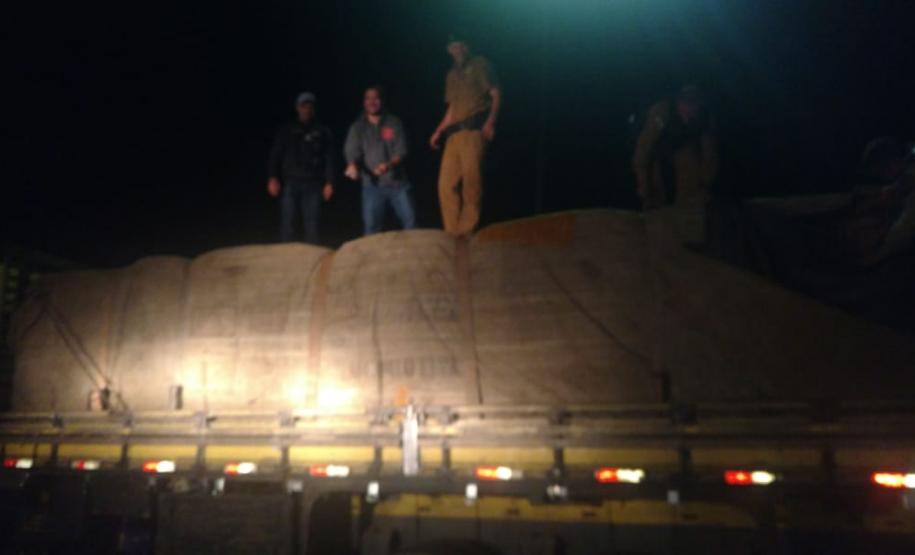 Policiais militares de Assis Chateaubriand apreendem maconha em caminhão durante Operação Tiradentes II; No Paraná foram 191 presos e 29 armas recolhidas