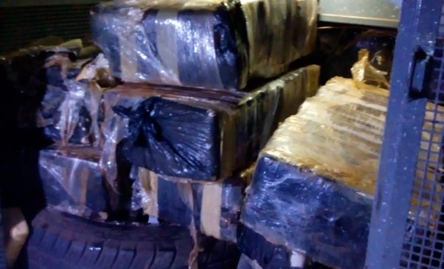 PM apreende 223 quilos de maconha na cidade de Santa Helena (PR); um homem é preso