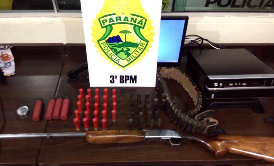 Armas longas são apreendidas pela PM em Pato Branco durante abordagem de rotina Armas longas são apreendidas pela PM em Pato Branco durante abordagem de rotina