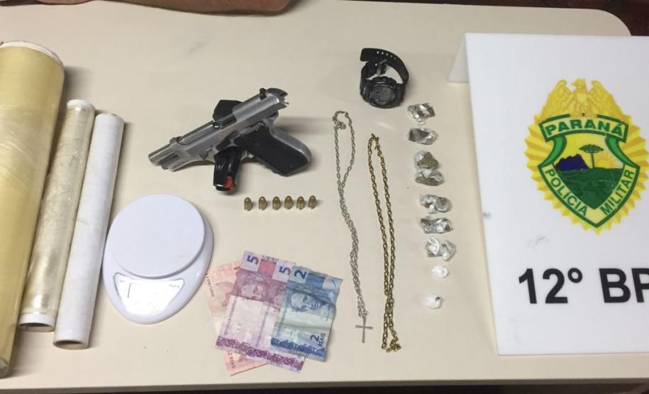 PM aborda dupla e apreende drogas e pistola no Parolin, em Curitiba