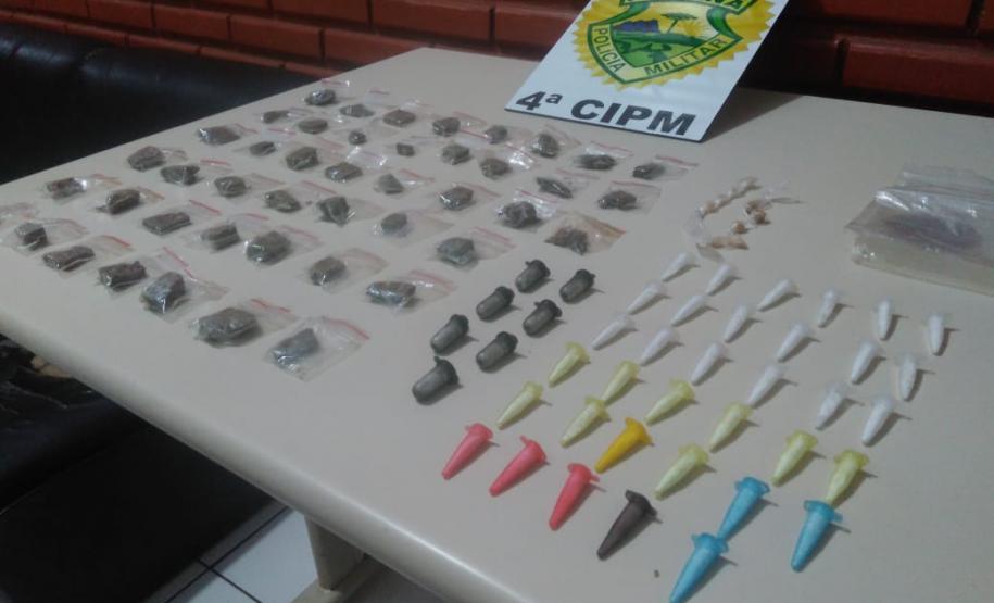 PM apreende maconha, cocaína e crack após abordagem em Londrina (PR), no Norte do estado PM apreende maconha, cocaína e crack após abordagem em Londrina (PR), no Norte do estado
