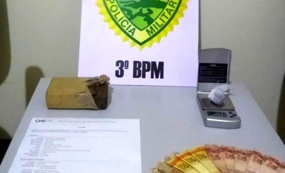 PM apreende drogas, prende cinco pessoas e cumpre um mandado de prisão no Sudoeste do estado PM apreende drogas, prende cinco pessoas e cumpre um mandado de prisão no Sudoeste do estado