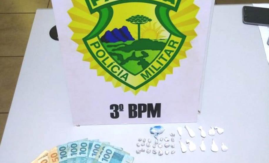 PM apreende drogas, prende cinco pessoas e cumpre um mandado de prisão no Sudoeste do estado PM apreende drogas, prende cinco pessoas e cumpre um mandado de prisão no Sudoeste do estado