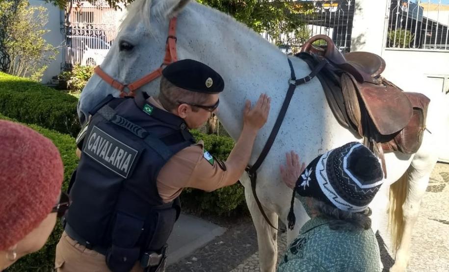 Pelotão de cavalaria visita lar de Idosos em Ponta Grossa (PR)