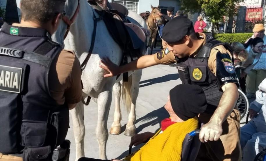 Pelotão de cavalaria visita lar de Idosos em Ponta Grossa (PR)