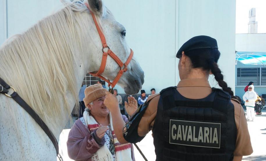 Pelotão de cavalaria visita lar de Idosos em Ponta Grossa (PR)