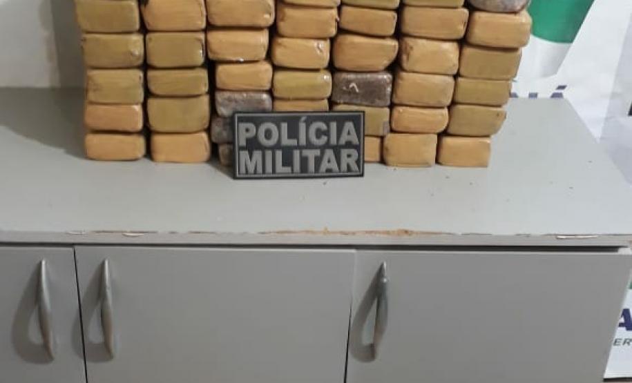 PM aborda chácara e apreende mais de 30 quilos de maconha em Cascavel (PR), no Oeste do estado