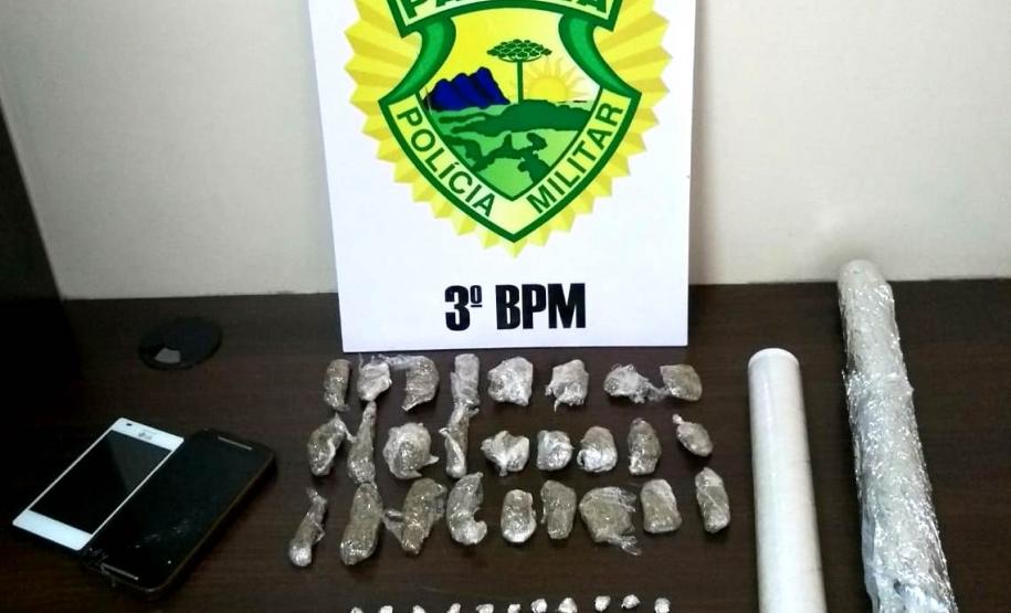 Porções de maconha e de crack são apreendidas pela PM no Sudoeste do estado Porções de maconha e de crack são apreendidas pela PM no Sudoeste do estado