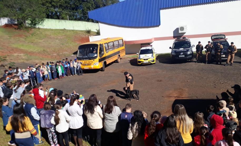 Estudantes participam de atividades educativas com policiais militares no Sudoeste do PR Estudantes participam de atividades educativas com policiais militares no Sudoeste do PR