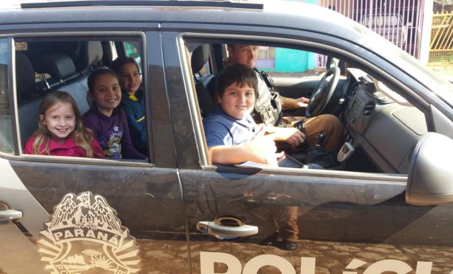 Estudantes participam de atividades educativas com policiais militares no Sudoeste do PR Estudantes participam de atividades educativas com policiais militares no Sudoeste do PR