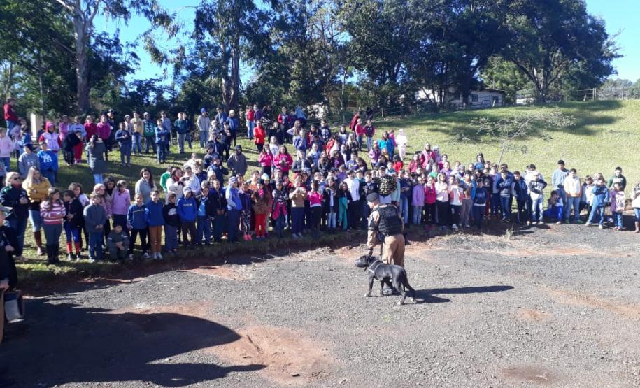 Estudantes participam de atividades educativas com policiais militares no Sudoeste do PR Estudantes participam de atividades educativas com policiais militares no Sudoeste do PR