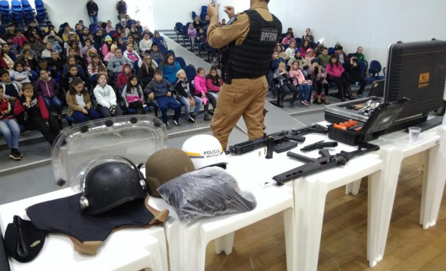 Estudantes participam de atividades educativas com policiais militares no Sudoeste do PR Estudantes participam de atividades educativas com policiais militares no Sudoeste do PR