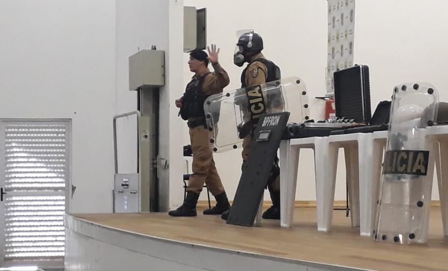 Estudantes participam de atividades educativas com policiais militares no Sudoeste do PR Estudantes participam de atividades educativas com policiais militares no Sudoeste do PR