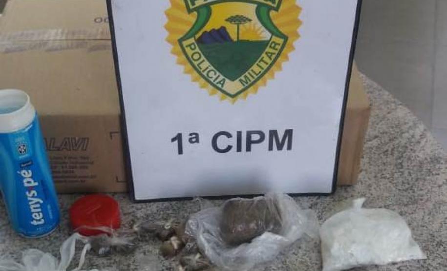 Drogas supostamente arremessadas para dentro do sistema prisional semiaberto da Lapa são apreendidas pela PM Drogas supostamente arremessadas para dentro do sistema prisional semiaberto da Lapa são apreendidas pela PM