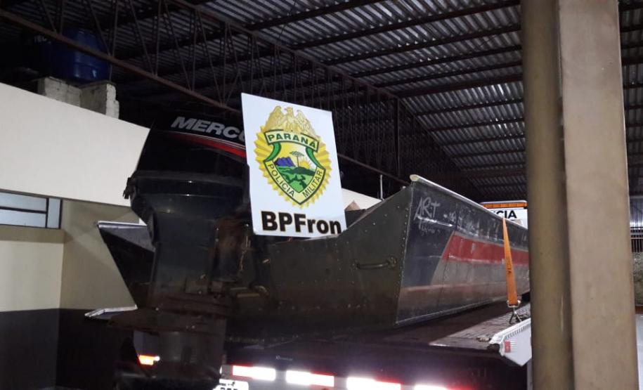 BPFron apreende 45 caixas de cigarro, uma embarcação e um veículo em Guaíra, fronteira do Paraná com o Paraguai; dois homens foram encaminhados