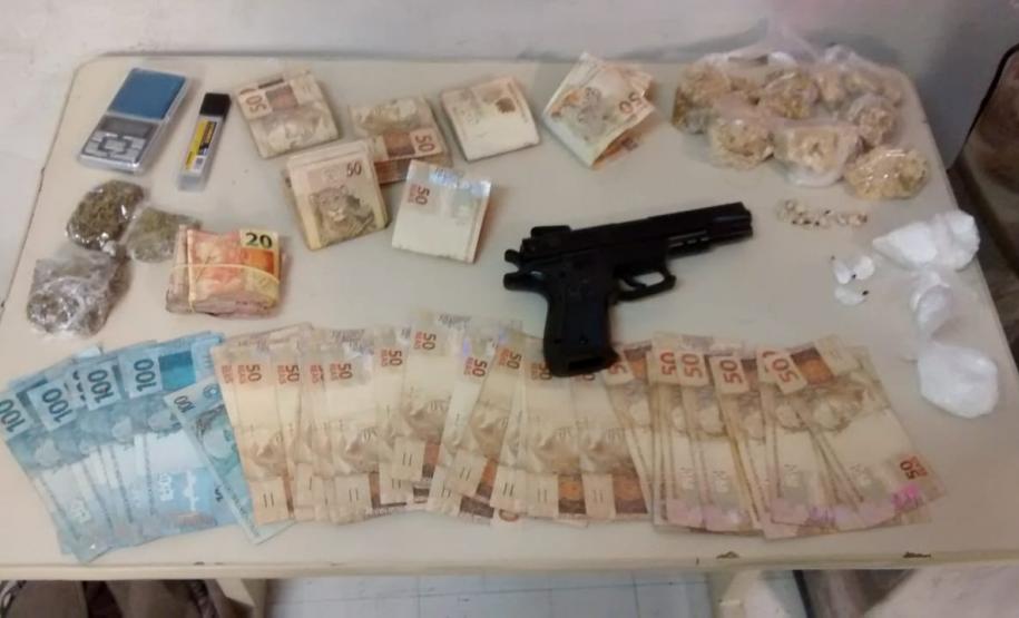 Quase R$10 mil são apreendidos e casal envolvido com tráfico de drogas é preso pela PM na Capital