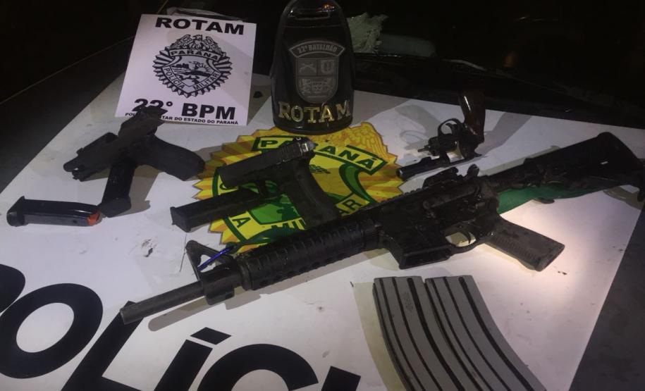 Quarteto armado com fuzil e pistolas é surpreendido por viatura da PM em Colombo (PR) Quarteto armado com fuzil e pistolas é surpreendido por viatura da PM em Colombo (PR)