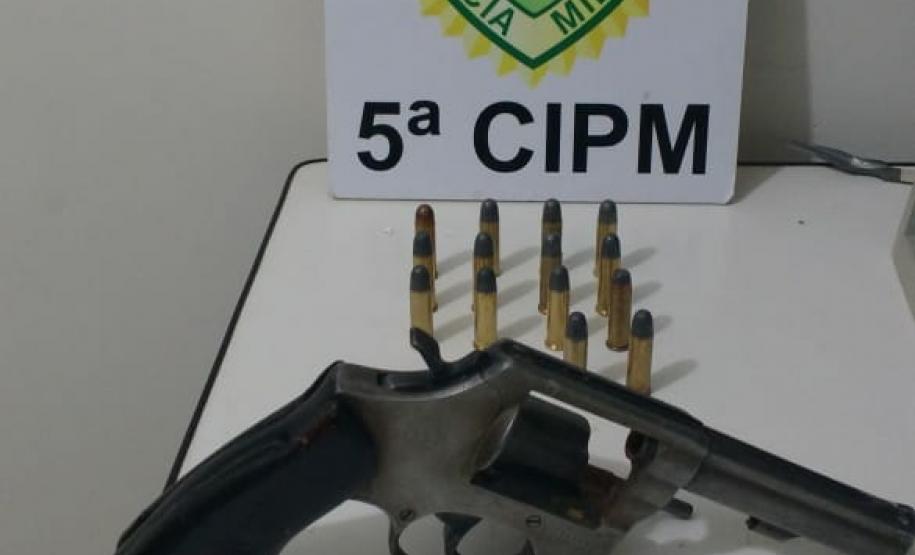 No Noroeste do Paraná, PM encaminha homem e apreende revólver e munições