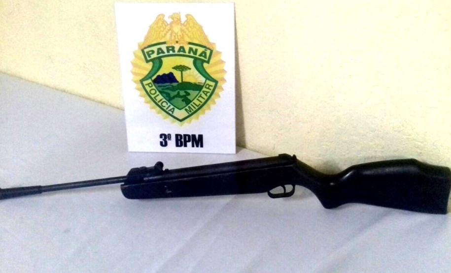 PM apreende espingarda modificada, 80 pacotes de cigarros contrabandeados e outros objetos no Sudoeste do estado; três são presos PM apreende espingarda modificada, 80 pacotes de cigarros contrabandeados e outros objetos no Sudoeste do estado; três são presos