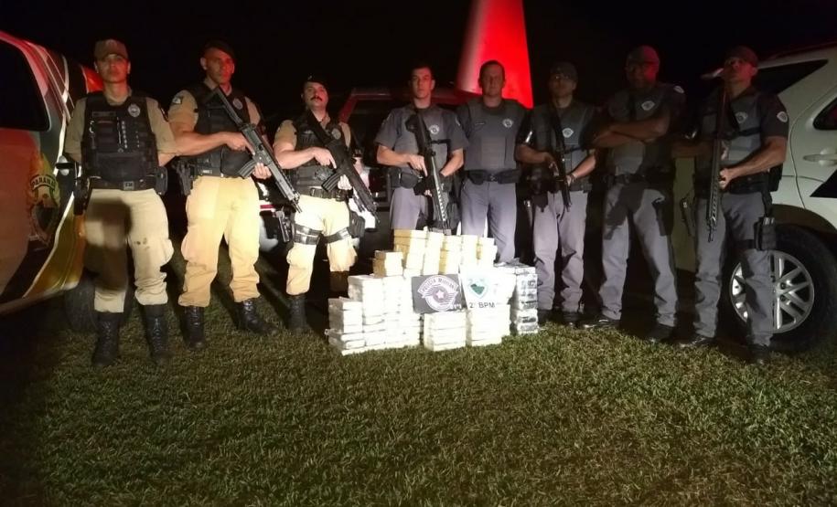 Helicóptero carregado com R$ 2 milhões em drogas faz pouso forçado e acaba apreendido pela PM em Cambará (PR), no Norte Pioneiro Helicóptero carregado com R$ 2 milhões em drogas faz pouso forçado e acaba apreendido pela PM em Cambará (PR), no Norte Pioneiro
