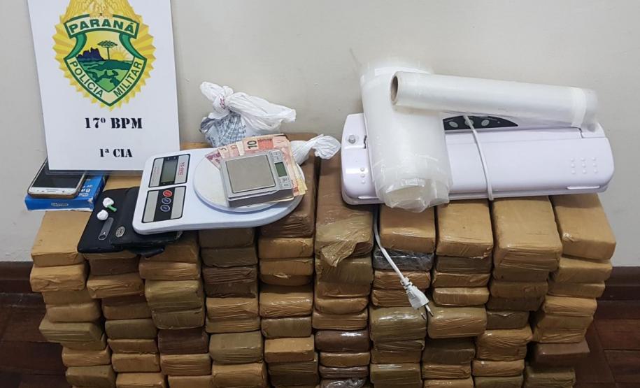 PM apreende 100 tabletes de maconha com adolescente em Fazenda Rio Grande, na RMC PM apreende 100 tabletes de maconha com adolescente em Fazenda Rio Grande, na RMC