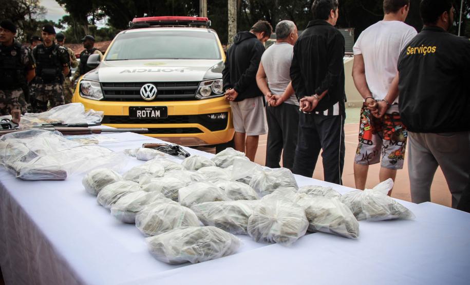 ATUALIZADA FINAL - Polícia Militar desarticula grupo que coordenava tráfico de drogas, cumpre 96 mandados judiciais, prende 29 pessoas e apreende armas em Colombo, na RMC