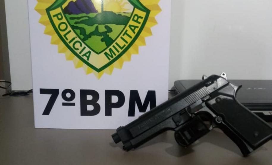 Policiais militares apreendem armas, drogas e prendem três homens no Noroeste do estado Policiais militares apreendem armas, drogas e prendem três homens no Noroeste do estado