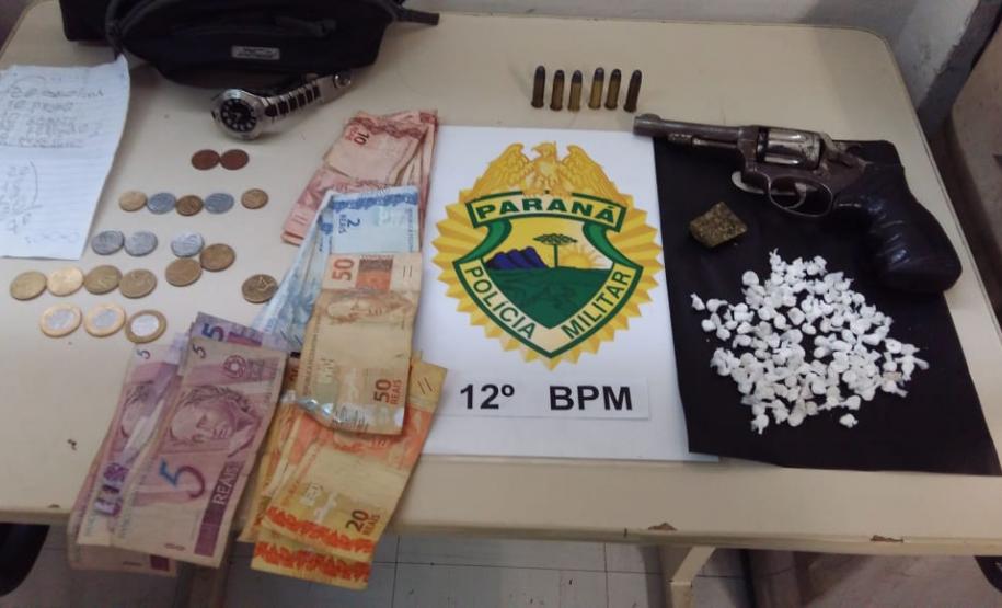 Homem é visto armado no Campo Cumprido e acaba preso pela PM com drogas e dinheiro