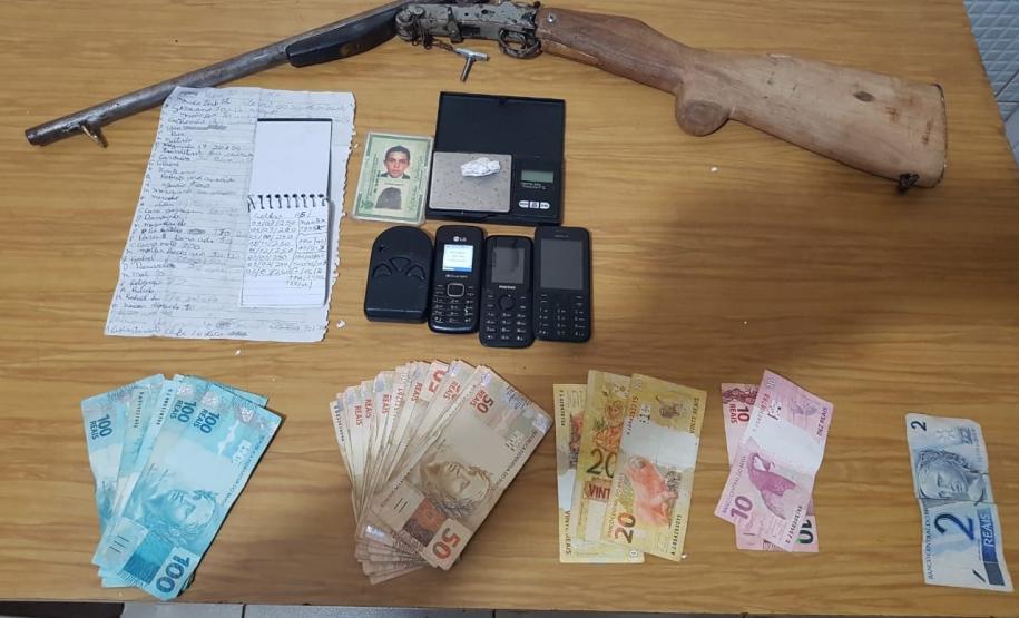 PM encaminha dois homens, apreende espingarda e dinheiro em Campo Mourão, Noroeste do Paraná