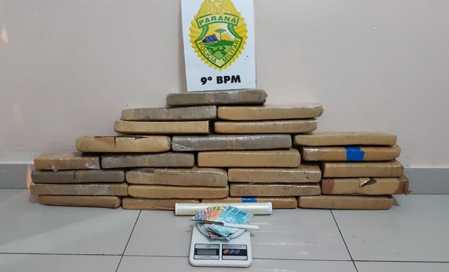 PM apreende quase 20 quilos de maconha e uma pistola com mira a laser, no Litoral do estado; três pessoas são presas PM apreende quase 20 quilos de maconha e uma pistola com mira a laser, no Litoral do estado; três pessoas são presas