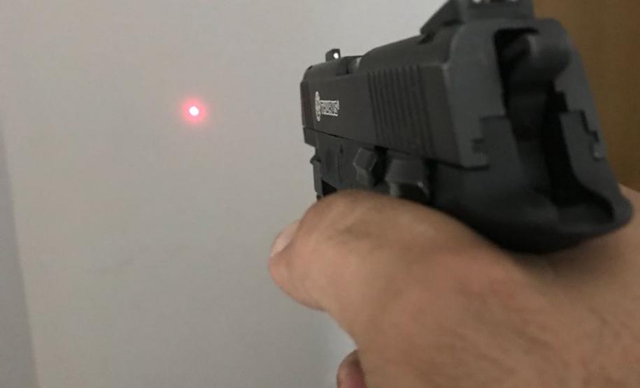PM apreende arma de fogo com mira laser e encaminha suspeito em Matinhos (PR) PM apreende arma de fogo com mira laser e encaminha suspeito em Matinhos (PR)