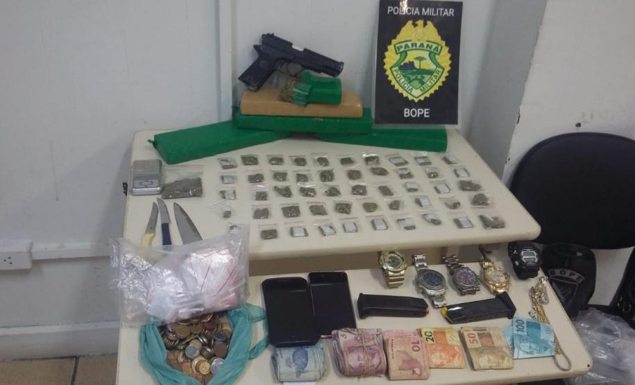 BOPE apreende mais de 4 quilos de drogas e R$ 2 mil em dinheiro na CIC e no centro de CuritibaBOPE apreende mais de 4 quilos de drogas e R$ 2 mil em dinheiro na CIC e no centro de Curitiba BOPE apreende mais de 4 quilos de drogas e R$ 2 mil em dinheiro na CIC e no centro de Curitiba