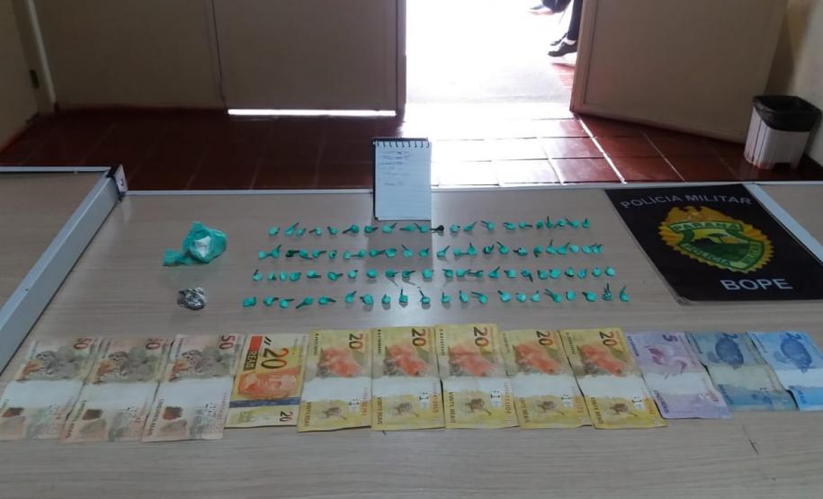 BOPE apreende mais de 4 quilos de drogas e R$ 2 mil em dinheiro na CIC e no centro de Curitiba BOPE apreende mais de 4 quilos de drogas e R$ 2 mil em dinheiro na CIC e no centro de Curitiba
